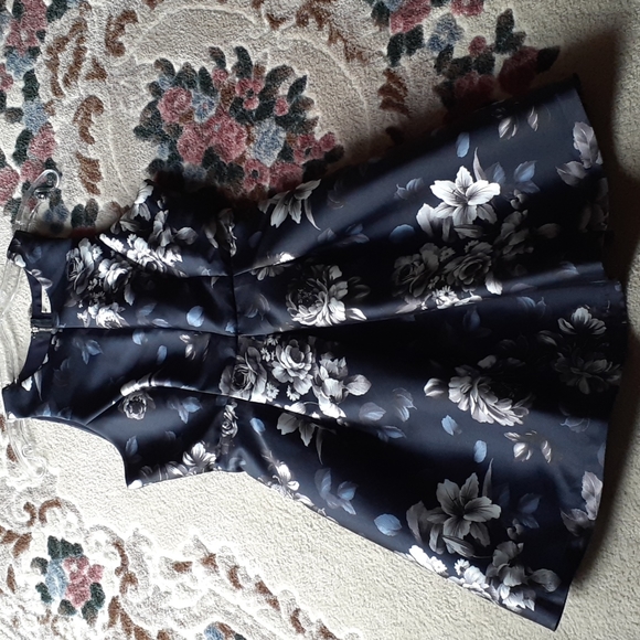 Honey Chelsea Floral Midi Dress - Picture 2 of 10